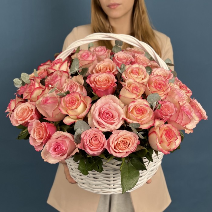 51 роза Алани микс с эвкалиптом в корзине